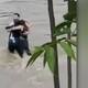 VIDEO: Captan último abrazo de tres amigos antes de morir arrastrados por inundaciones en Italia
