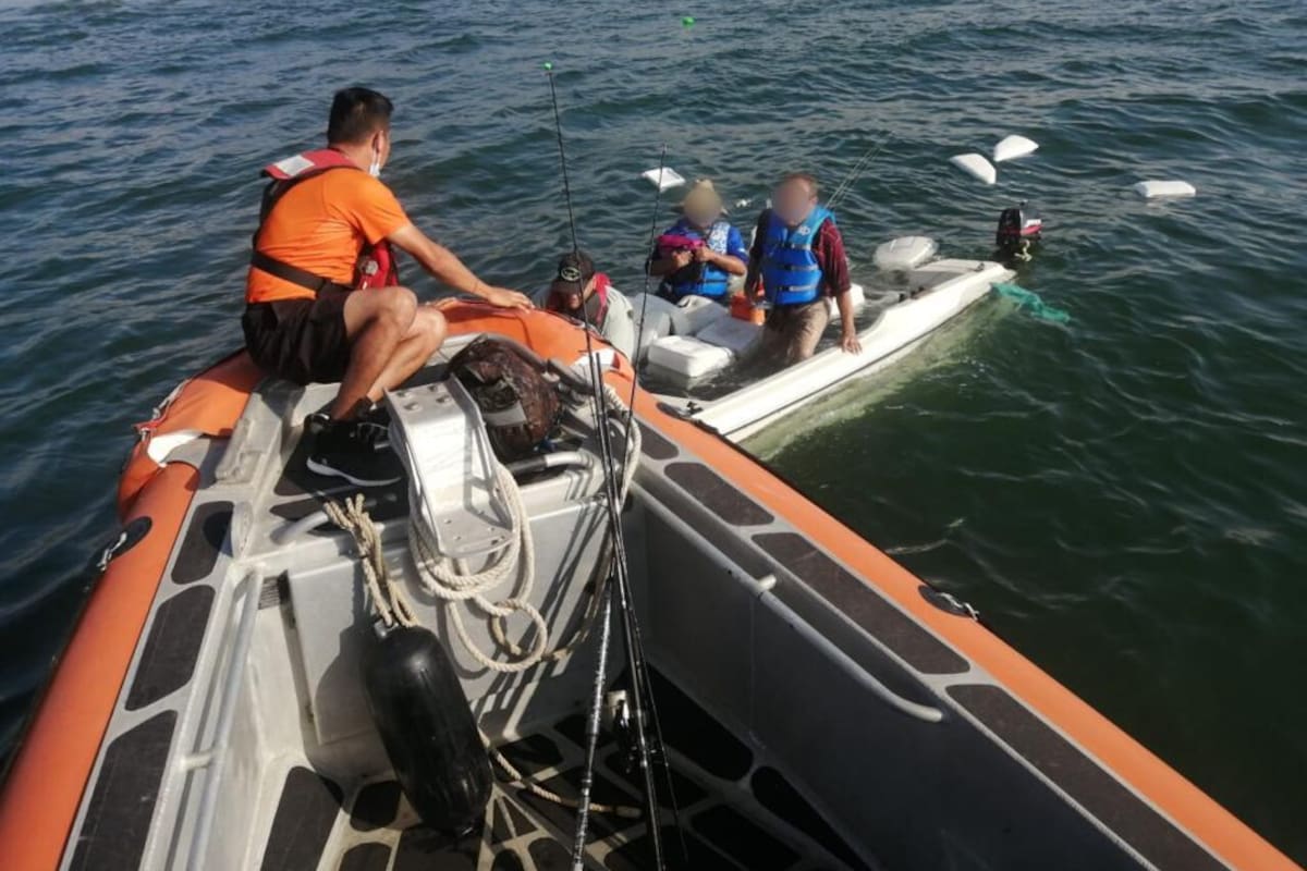 Rescatan a tres personas de embarcación en hundimiento