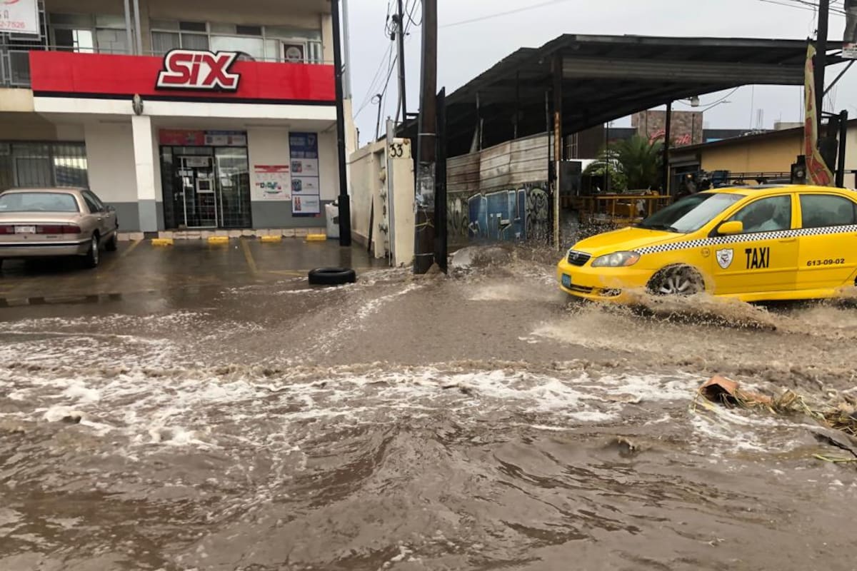 Bulevar de Rosarito registra inundaciones tras lluvias