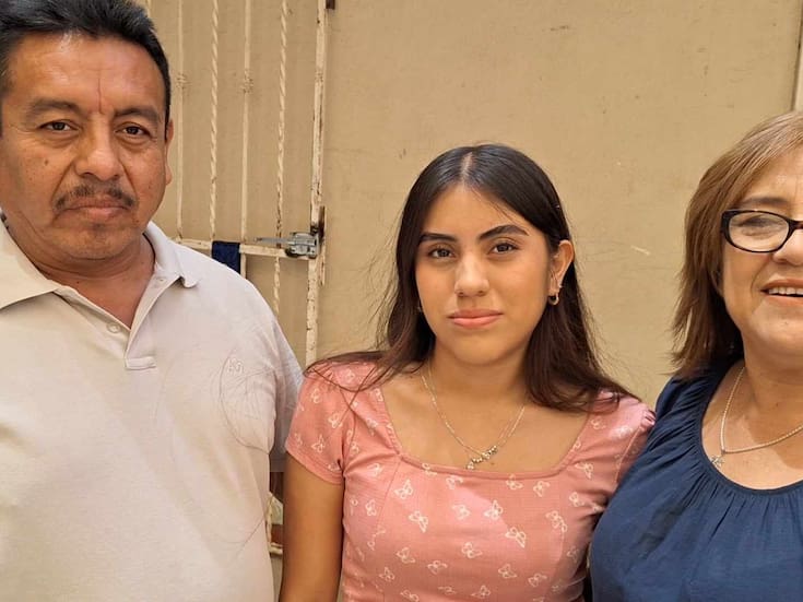 David Berrios y Thamar Escarrega acompañan a su hija Shamana en su primera votación