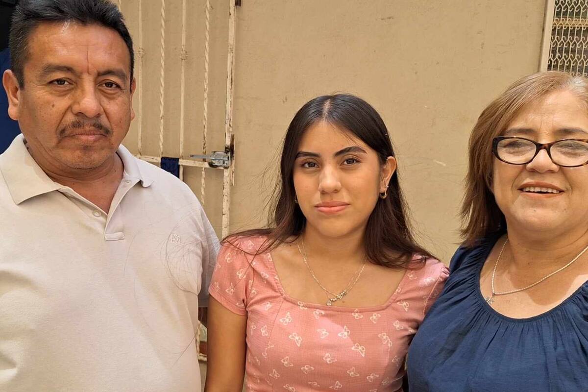 David Berrios y Thamar Escarrega acompañan a su hija Shamana en su primera votación