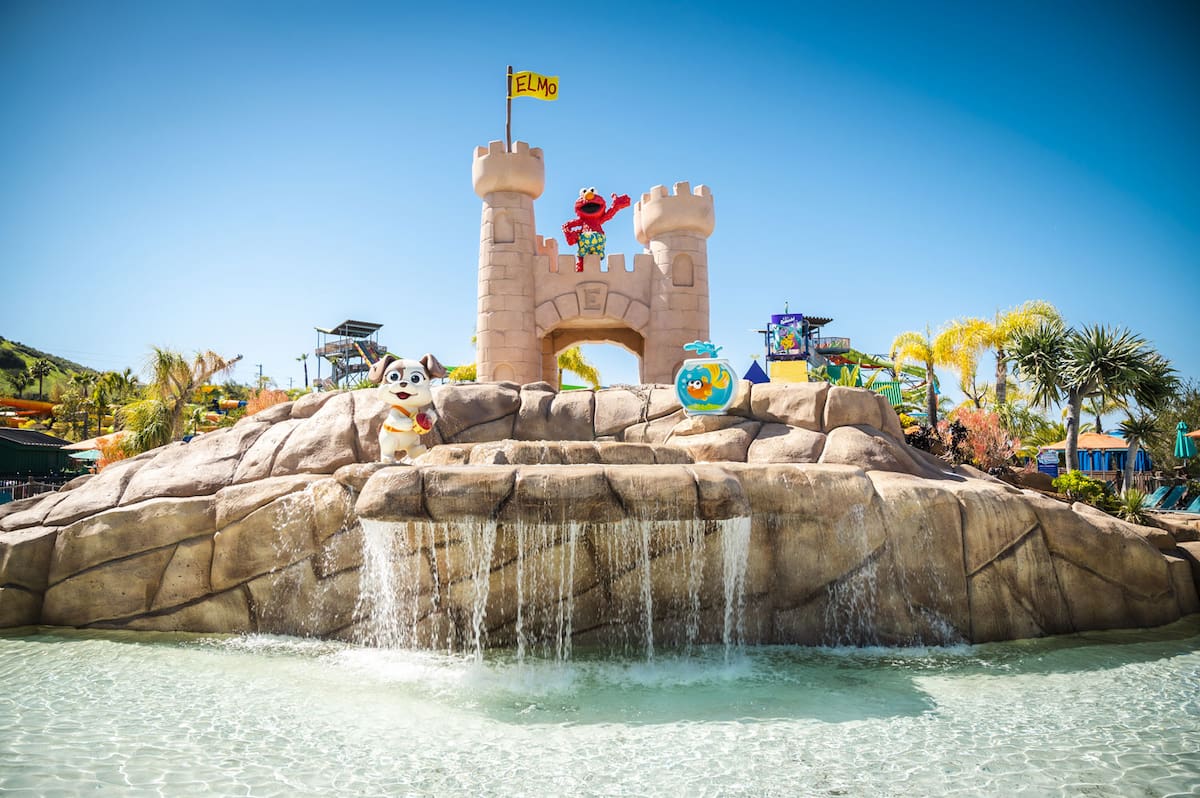 Para los más pequeños el parque cuenta con toboganes de arena de Elmo.