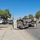 Vuelca vehículo de carga en bulevar Lázaro Cárdenas al Norte de Hermosillo
