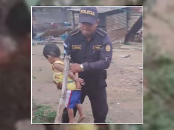 Policías liberan a niño hambriento atado con alambre; pasó días sin comer