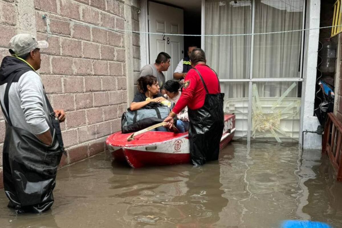 Rescatan a bebé después de 19 horas atrapado en inundación con su familia, en Cuautitlán, Edomex