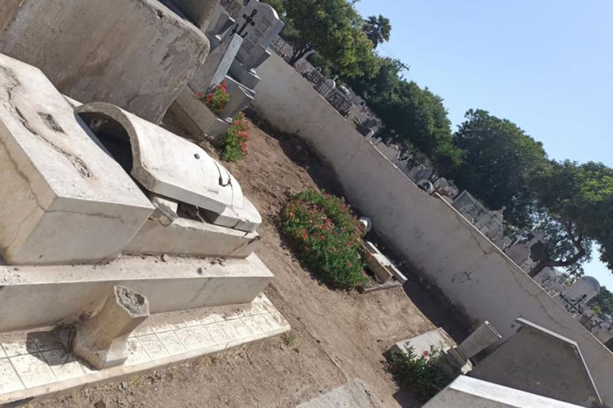 Profanan tumbas en panteones de Ensenada