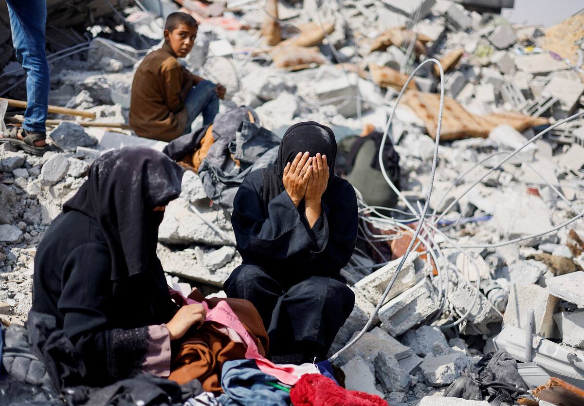 Las hermanas palestinas Samar y Sahar reaccionan mientras buscan a su madre desaparecida, Amira Al-Breim, entre los escombros de una casa alcanzada por un ataque israelí, en Jan Yunis, en el sur de la Franja de Gaza. 3 de junio de 2024. REUTERS/Mohammed Salem