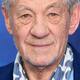 Ian McKellen reaparece tras hospitalización por incidente en teatro