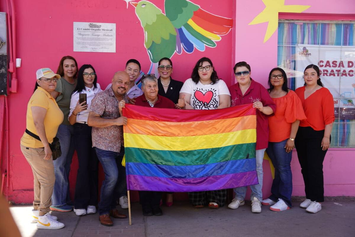 Develan placa en honor a Altagracia Tamayo en el marco del Día del Orgullo