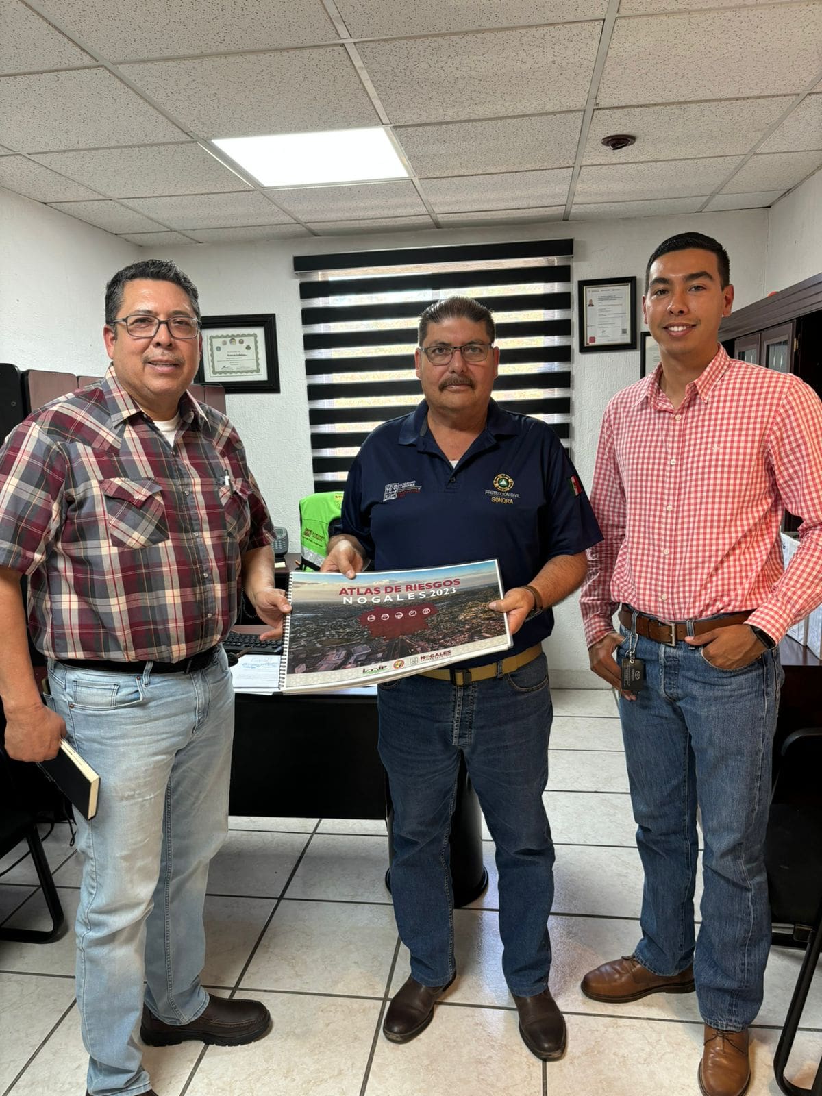 El director del IMIP Nogales entregó físicamente, a la CEPC de Sonora, el Atlas de Riesgo, incluidas todas las zonas expuestas a factores tanto naturales como externos / Foto: MARCO A. MANRÍQUEZ