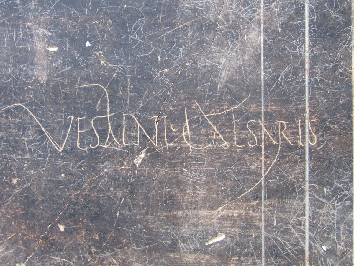 Inscripción aparecida en el 'Salón Negro' de Pompeya, la antigua ciudad romana destruida por la erupción del Vesubio en el 79 d.C, y en la que puede leerse 'Vesbinus Caesaris', presumiblemente el nombre de un liberto que firmó en el lugar. EFE/ Parco Di Pompei