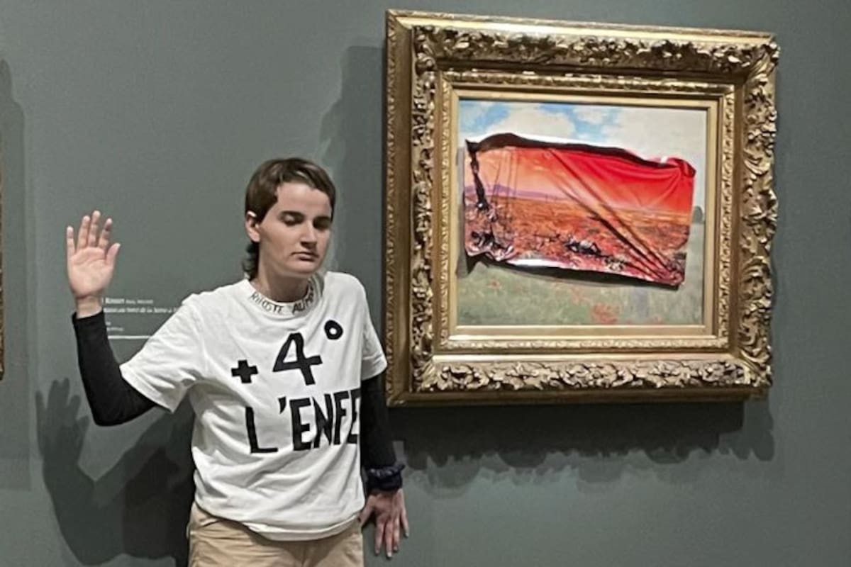 Activista climático en París pegó un cartel de protesta en una pintura de Monet