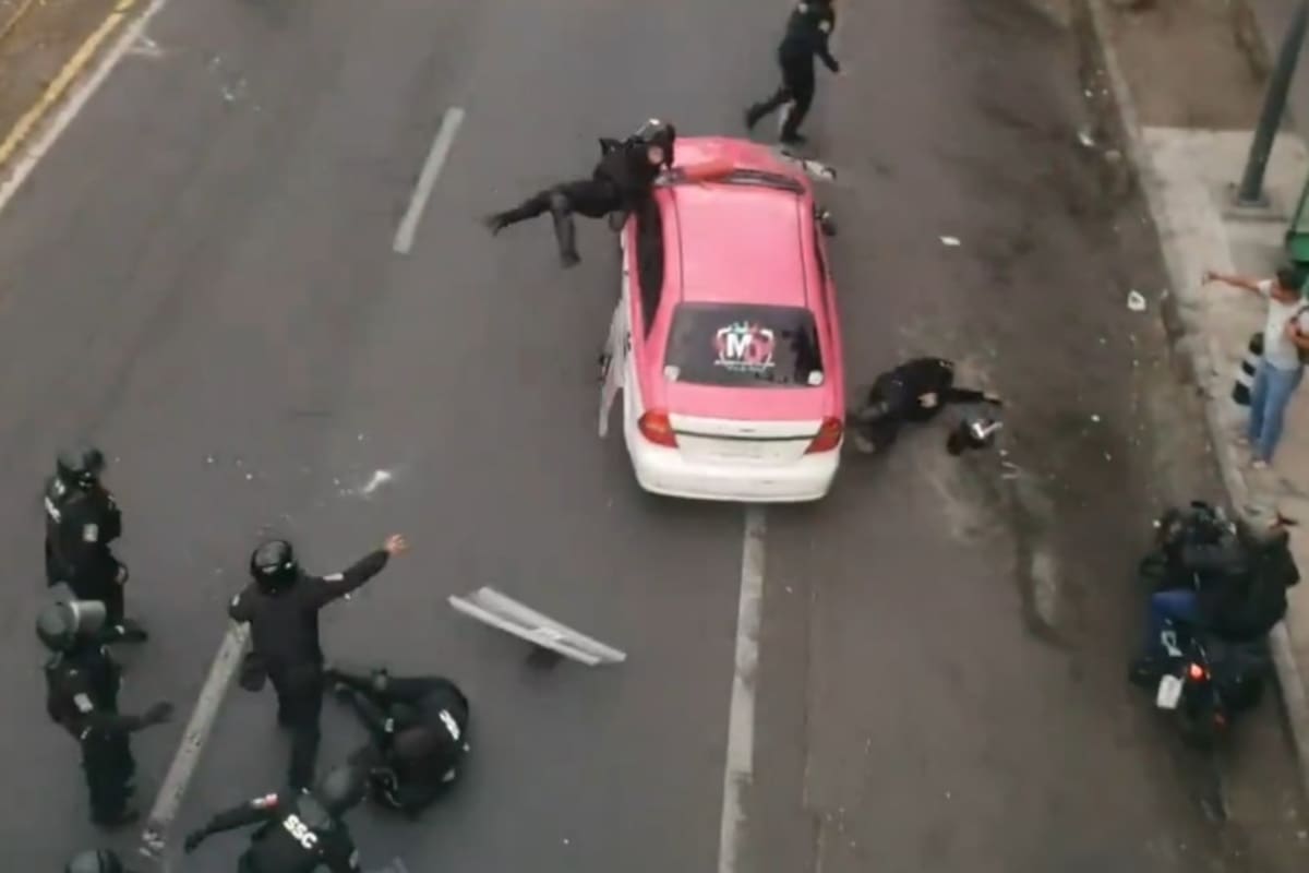 VIDEO: Taxista atropella a policías durante manifestación en Cdmx