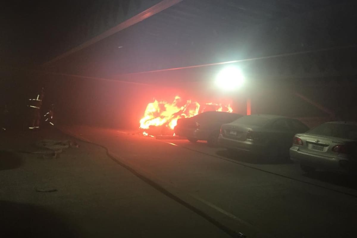 Se incendia un carro en Plaza Río