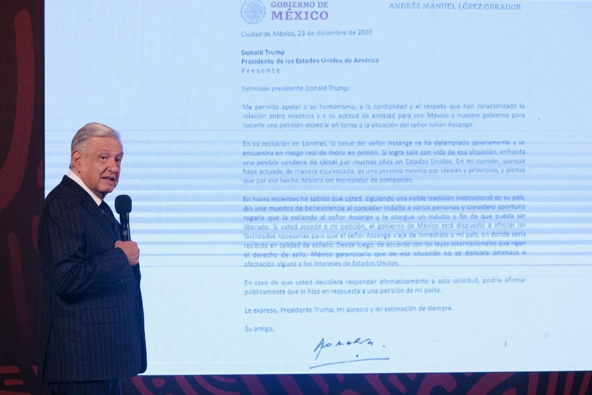 AMLO presenta cartas que envió a Trump y a Biden pidiendo indulto para Assange