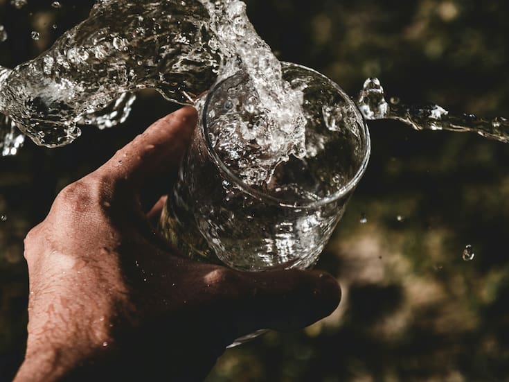 ¿Qué bebida hidrata más? Estudio descarta al agua como primera opción