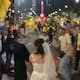 VIDEO: Recién casados se olvidan de la luna de miel y se van a festejar el campeonato