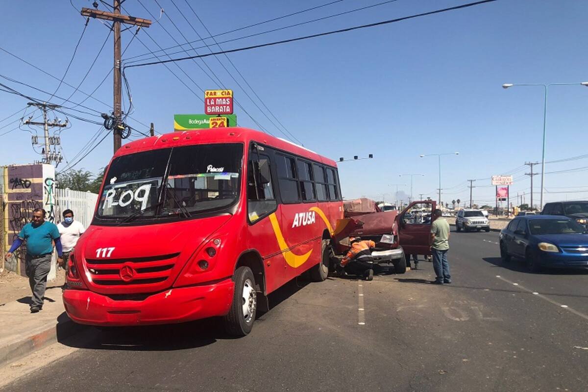 Choca por alcance contra autobús en Villas de la República