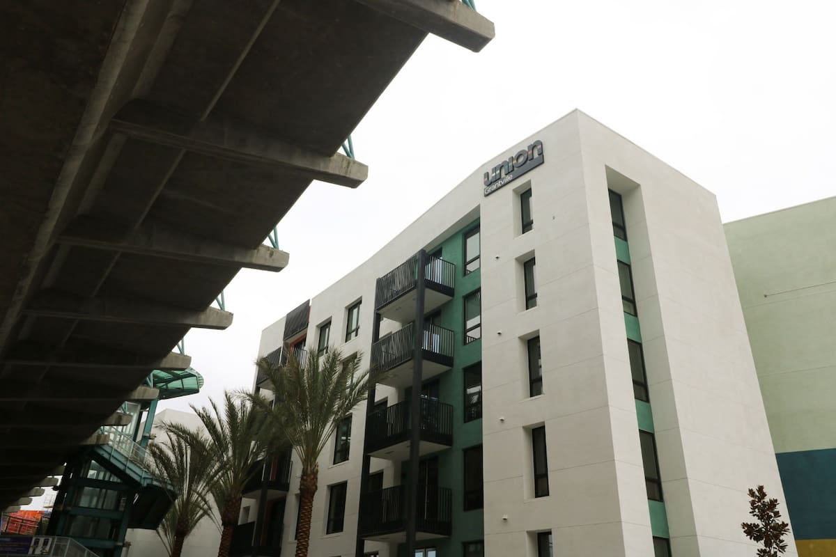 Inauguran complejo de departamentos en centro de tránsito de San Diego