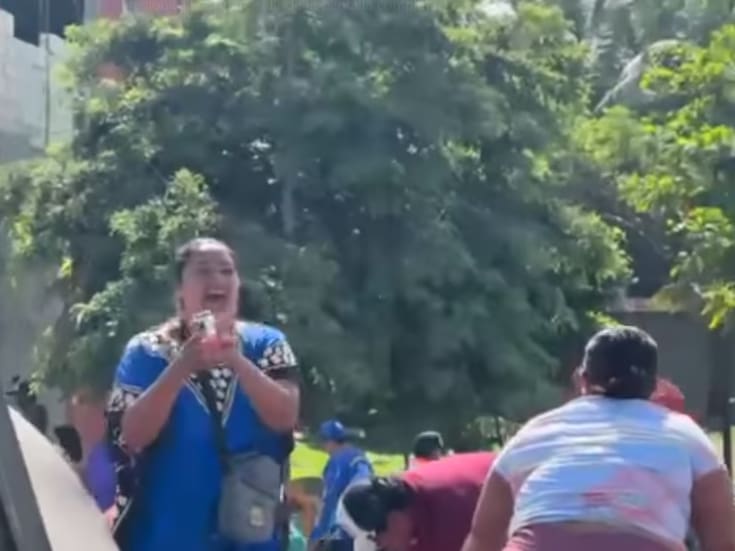 Video: Mujer se baña en cerveza tras volcadura de tráiler en Campeche