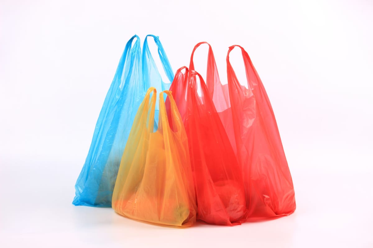 De la innovación a la prohibición: La compleja historia de la bolsa de plástico 