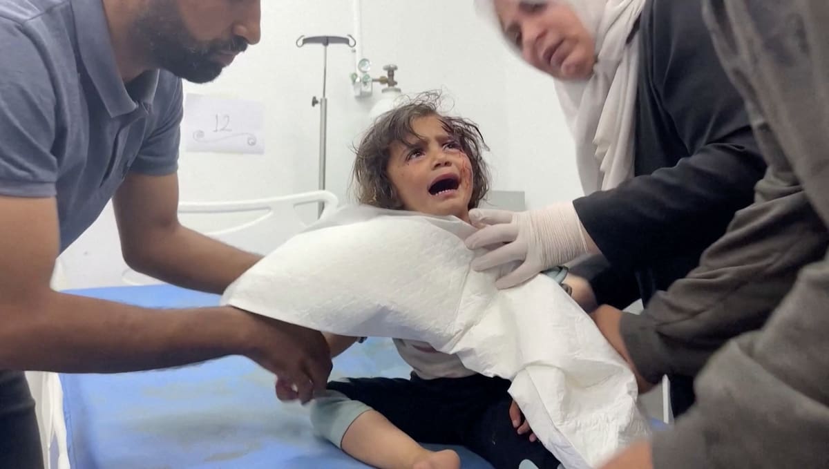 Un niño palestino, herido en un ataque israelí contra una zona designada para personas desplazadas, recibe asistencia en un hospital mientras continúa la guerra en Gaza, en Ráfah, en el sur de la Franja de Gaza. 26 de mayo de 2024, en esta captura de pantalla de un video obtenido por Reuters.  VIDEO OBTENIDO POR REUTERS vía REUTERS TV