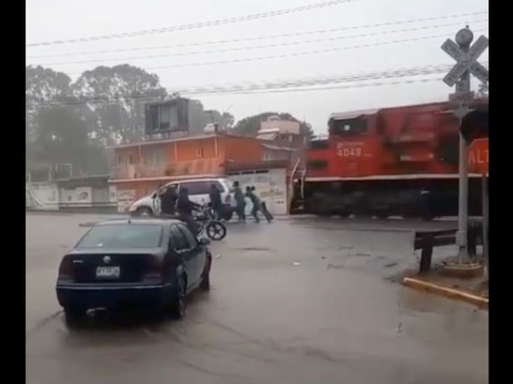 Captan VIDEO de Familia salvada de dos trenes por héroes que empujaron su camioneta de las vías en Veracruz