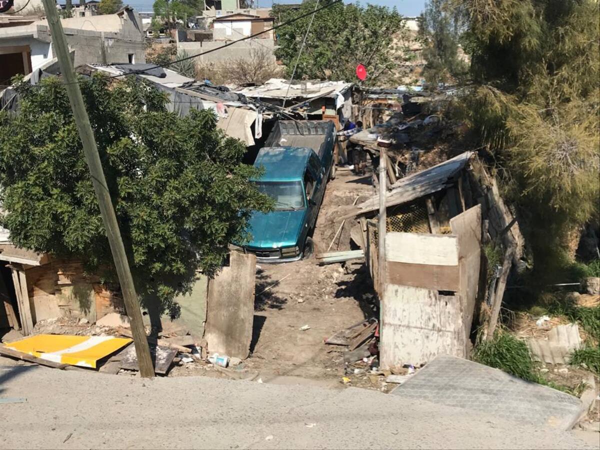 Una de las calles de la colonia 3 de Octubre que fue afectada por los deslizamientos que ocurrieron en días pasados, los cuales hasta el momento ha dejado a 200 personas en situación de riesgo, de acuerdo a Protección Civil.